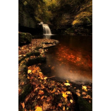 Wasserfall in einem Herbstwald